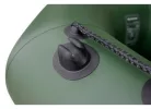 Gray hält ein Kolibri-Paddel