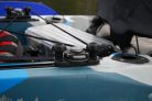 Kemény felületre rögzíthető két szorítóval ellátott C profilos csatlakozó talp
