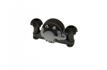 Két szorítóval ellátott C profilos csatlakozó talp