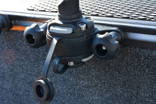 Két szorítóval ellátott C profilos csatlakozó talp