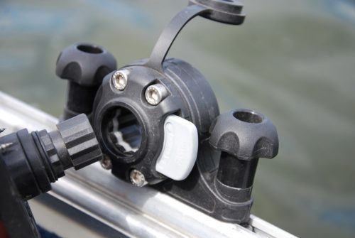 Két szorítóval ellátott C profilos csatlakozó talp