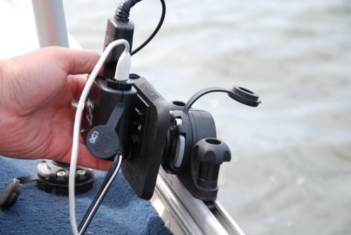 Két szorítóval ellátott C profilos csatlakozó talp