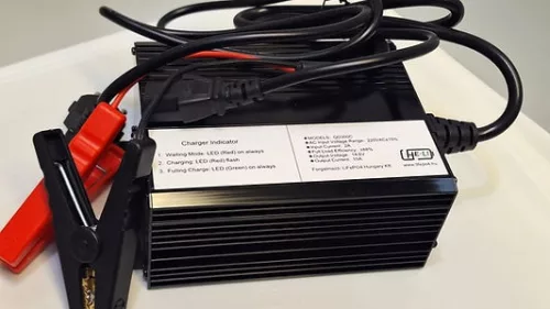 QD300C (12V15A) LiFePO4 akkumulátortöltő 